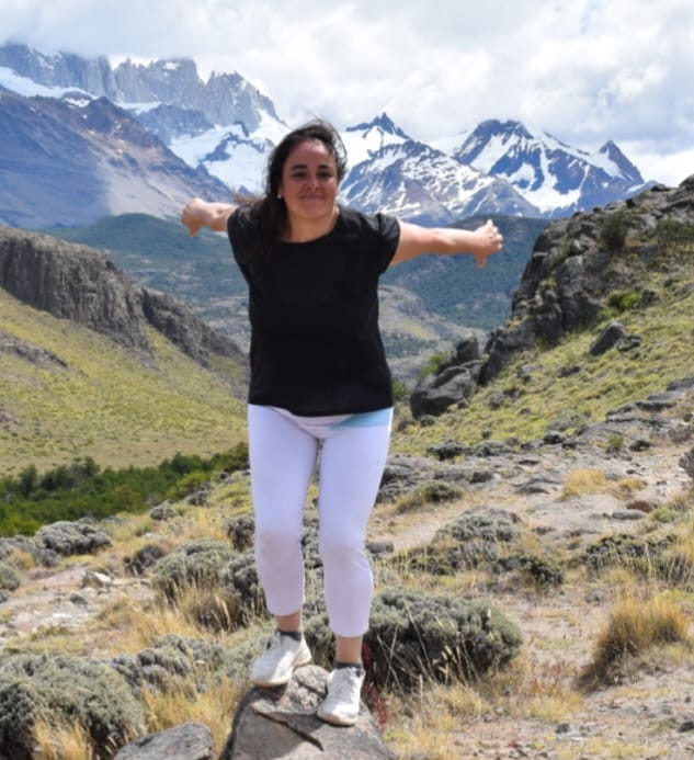 Persona trabajando desde casa con una laptop